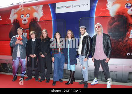 Les acteurs vocaux du film (de gauche à droite) : Shi Yang Shi, Baltimora (Edoardo Spinsante), Michele Corvino (Karakaz frontman), Domee Shi (réalisateur), Lindsey Collins (productrice), Moonryde (Dario Ferracci), Versailles (Luca Briscese) Au cours de l'actualité Présentation du train Frecciarossa avec des graphiques dédiés au film d'animation "Rouge" de Disney et Pixar sur 25 février 2022 à la gare Termini de Rome, Italie (photo de Gloria Imbrogno/LiveMedia/NurPhoto) Banque D'Images