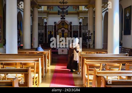 Les chrétiens ukrainiens prient à tour de rôle pour la paix à Saint Volodymyr la Grande Cathédrale de Paris, à Paris, en France, sur 25 février 2022. (Photo de Vincent Koebel/NurPhoto) Banque D'Images