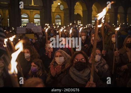 Les gens qui tiennent des torches se rassemblent lors d'une manifestation en faveur de l'Ukraine à Bologne, en Italie, sur 25 février 2022. (Photo de Michele Spatari/NurPhoto) Banque D'Images