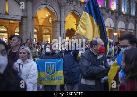 Une femme fait signe un drapeau ukrainien lors d'une manifestation en faveur de l'Ukraine à Bologne, en Italie, sur 25 février 2022. (Photo de Michele Spatari/NurPhoto) Banque D'Images