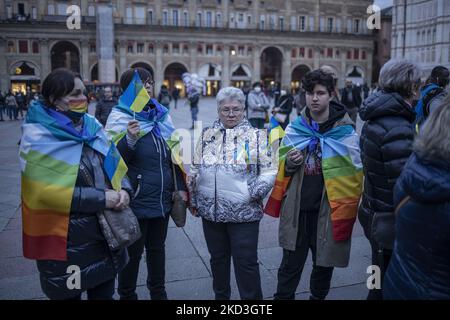 Les personnes qui détiennent des drapeaux ukrainiens se rassemblent lors d'une manifestation en faveur de l'Ukraine à Bologne, Italie, sur 25 février 2022. (Photo de Michele Spatari/NurPhoto) Banque D'Images