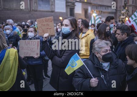 Des gens qui détiennent des pancartes et des drapeaux ukrainiens se rassemblent lors d'une manifestation en faveur de l'Ukraine à Bologne, en Italie, sur 25 février 2022. (Photo de Michele Spatari/NurPhoto) Banque D'Images