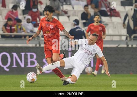 Santi Cazorla (19) d'Al Sadd Tackles Edmilson Junior (10) d'Al Duhail lors du match de la QNB Stars League entre Al Sadd et Al Duhail au stade Jassim Bin Hamad à Doha, Qatar, le 25 février 2022. (Photo de Simon Holmes/NurPhoto) Banque D'Images