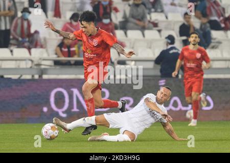 Santi Cazorla (19) d'Al Sadd Tackles Edmilson Junior (10) d'Al Duhail lors du match de la QNB Stars League entre Al Sadd et Al Duhail au stade Jassim Bin Hamad à Doha, Qatar, le 25 février 2022. (Photo de Simon Holmes/NurPhoto) Banque D'Images