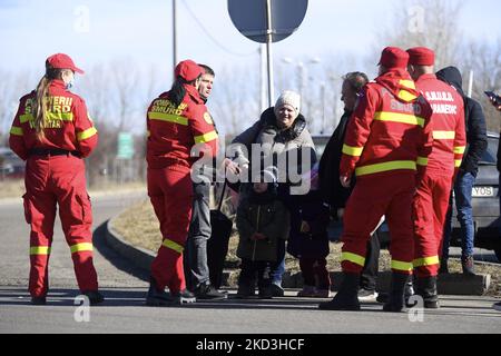 Des citoyens ukrainiens arrivent en Roumanie au poste frontalier de Siret à Siret, Suceava, Roumanie, le vendredi 25 février, 2022. Ils sont accueillis avec de la nourriture et des boissons par des volontaires roumains, ainsi que le transport et l'hébergement gratuits. (Photo par Alex Nicodim/NurPhoto) Banque D'Images