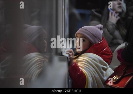 Des citoyens ukrainiens arrivent en Roumanie au poste frontalier de Siret à Siret, Suceava, Roumanie, le vendredi 25 février, 2022. Ils sont accueillis avec de la nourriture et des boissons par des volontaires roumains, ainsi que le transport et l'hébergement gratuits. (Photo par Alex Nicodim/NurPhoto) Banque D'Images
