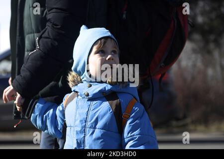 Des citoyens ukrainiens arrivent en Roumanie au poste frontalier de Siret à Siret, Suceava, Roumanie, le vendredi 25 février, 2022. Ils sont accueillis avec de la nourriture et des boissons par des volontaires roumains, ainsi que le transport et l'hébergement gratuits. (Photo par Alex Nicodim/NurPhoto) Banque D'Images