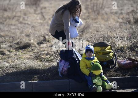 Des citoyens ukrainiens arrivent en Roumanie au poste frontalier de Siret à Siret, Suceava, Roumanie, le vendredi 25 février, 2022. Ils sont accueillis avec de la nourriture et des boissons par des volontaires roumains, ainsi que le transport et l'hébergement gratuits. (Photo par Alex Nicodim/NurPhoto) Banque D'Images