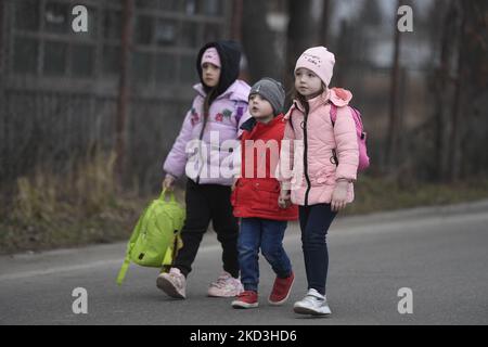 Des citoyens ukrainiens arrivent en Roumanie au poste frontalier de Siret à Siret, Suceava, Roumanie, le vendredi 25 février, 2022. Ils sont accueillis avec de la nourriture et des boissons par des volontaires roumains, ainsi que le transport et l'hébergement gratuits. (Photo par Alex Nicodim/NurPhoto) Banque D'Images