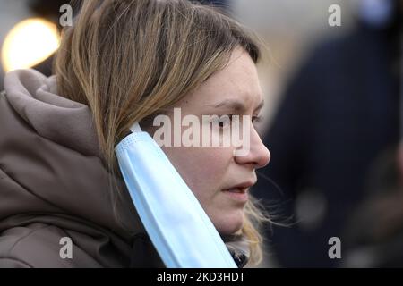 Des citoyens ukrainiens arrivent en Roumanie au poste frontalier de Siret à Siret, Suceava, Roumanie, le vendredi 25 février, 2022. Ils sont accueillis avec de la nourriture et des boissons par des volontaires roumains, ainsi que le transport et l'hébergement gratuits. (Photo par Alex Nicodim/NurPhoto) Banque D'Images