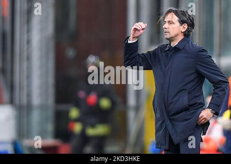 Simone Inzaghi (Inter) entraîneur-chef pendant le football italien série A match Gênes CFC vs Inter - FC Internazionale on 25 février 2022 au stade Luigi Ferraris de Gênes, Italie (photo de Danilo Vigo/LiveMedia/NurPhoto) Banque D'Images