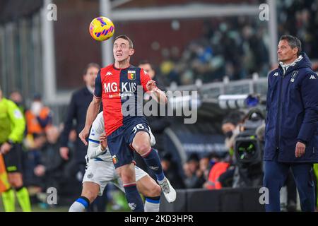 Silvan Hefti (Gênes) pendant le football italien série A match Gênes CFC vs Inter - FC Internazionale on 25 février 2022 au stade Luigi Ferraris de Gênes, Italie (photo de Danilo Vigo/LiveMedia/NurPhoto) Banque D'Images