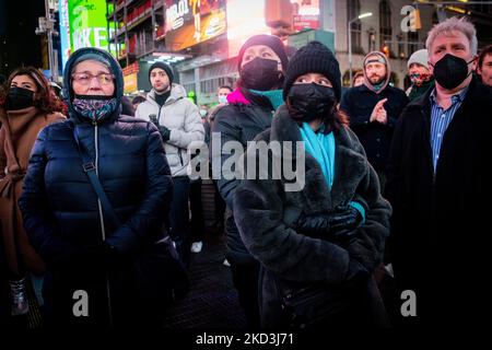 Des spectateurs au cours d'une manifestation pour soutenir l'Ukraine vendredi 25 février 2022 à New York, NY. Les forces russes ont envahi l'Ukraine plus tôt cette semaine sous les ordres de Vladimir Poutine. (Erin Lefevre/NurPhoto) (photo d'Erin Lefevre/NurPhoto) Banque D'Images