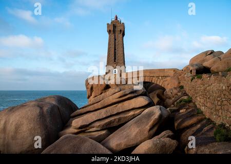 France, Ploumenach, 2022-01-13. Le phare de Mean Ruz donne sur la mer sur une formation rocheuse le long de la côte de granit rose en Bretagne. Photographie d'Al Banque D'Images