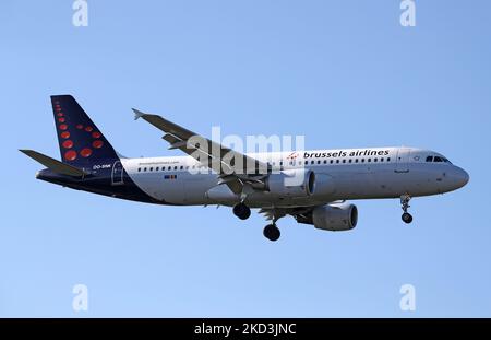 Airbus A320-214, de la société Brussels Airlines, se prépare à atterrir à l'aéroport de Barcelone, à Barcelone, le 14 janvier 2022. -- (photo par Urbanandsport/NurPhoto) Banque D'Images