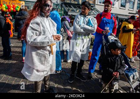 Une famille portant des costumes écoute le groupe musical, au début du Carnaval de Breda, le 26th février 2022. (Photo par Romy Arroyo Fernandez/NurPhoto) Banque D'Images