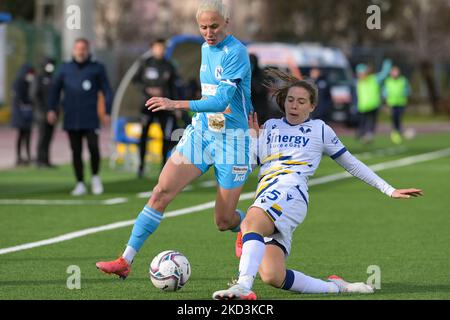 Kaja Erzen (11) Napoli Femminile cfights pour le ballon avec Caterina Ambrosi (25) Hellas Verona femmes pendant la série italienne A Women 2021/2022 match entre Napoli Femminile contre Hellas Verona femmes sur 26 février 2022 au stade Giuseppe Piccolo à Cercola Italie (photo de Salvatore Varo/LiveMedia/NurPhoto) Banque D'Images