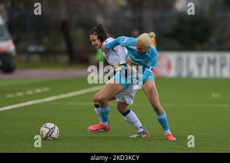 Aurora de Sanctis (5) Hellas Verona les femmes se battent pour le ballon avec Kaja Erzen (11) Napoli Femminile pendant la série italienne A Women 2021/2022 match entre Napoli Femminile contre Hellas Verona Women on 26 février 2022 au stade Giuseppe Piccolo à Cercola Italie (photo de Salvatore Varo/LiveMedia/NurPhoto) Banque D'Images