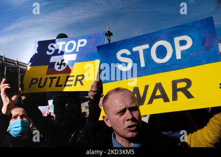 Les manifestants se rassemblent à l'extérieur de Downing Street, à Londres, au Royaume-Uni, sur 26 février 2022 avec des pancartes pour protester contre la guerre de Russie à Ukrane (photo de Jay Shaw Baker/NurPhoto) Banque D'Images