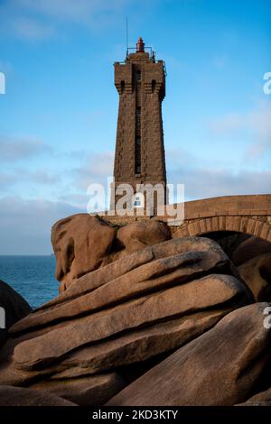 France, Ploumenach, 2022-01-13. Le phare de Mean Ruz donne sur la mer sur une formation rocheuse le long de la côte de granit rose en Bretagne. Photographie d'Al Banque D'Images