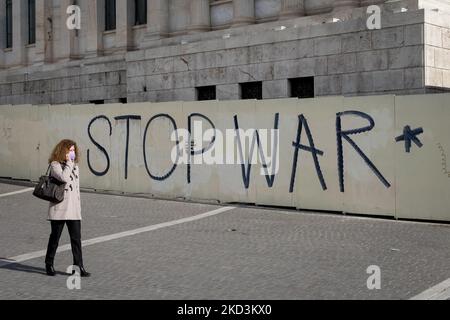 Les gens passent devant un graffiti qui écrit "STOP WAR" comme un signe de solidarité avec l'Ukraine dans le centre d'Athènes, Grèce sur 26 février 2022. (Photo de Nikolas Kokovovlis/NurPhoto) Banque D'Images