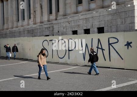 Les gens passent devant un graffiti qui écrit "STOP WAR" comme un signe de solidarité avec l'Ukraine dans le centre d'Athènes, Grèce sur 26 février 2022. (Photo de Nikolas Kokovovlis/NurPhoto) Banque D'Images