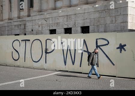 Les gens passent devant un graffiti qui écrit "STOP WAR" comme un signe de solidarité avec l'Ukraine dans le centre d'Athènes, Grèce sur 26 février 2022. (Photo de Nikolas Kokovovlis/NurPhoto) Banque D'Images