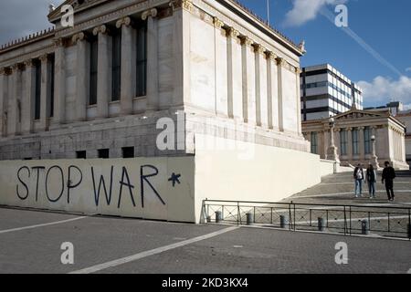 Les gens passent devant un graffiti qui écrit "STOP WAR" comme un signe de solidarité avec l'Ukraine dans le centre d'Athènes, Grèce sur 26 février 2022. (Photo de Nikolas Kokovovlis/NurPhoto) Banque D'Images