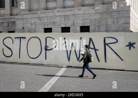 Les gens passent devant un graffiti qui écrit "STOP WAR" comme un signe de solidarité avec l'Ukraine dans le centre d'Athènes, Grèce sur 26 février 2022. (Photo de Nikolas Kokovovlis/NurPhoto) Banque D'Images