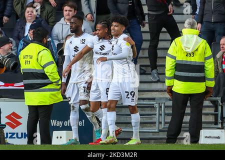 Mo EISA fête avec ses coéquipiers après avoir obtenu le score pour les Dons de Milton Keynes, pour prendre l'initiative de 1 à 0 contre les Bolton Wanderers, lors du match Sky Bet League 1 entre les MK Dons et les Bolton Wanderers au stade MK, Milton Keynes, le samedi 26th février 2022. (Photo de John Cripps/MI News/NurPhoto) Banque D'Images