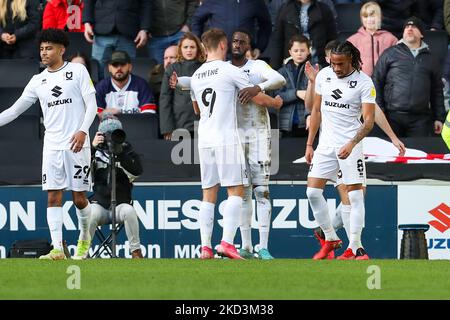 Mo EISA fête avec ses coéquipiers après avoir obtenu le score pour les Dons de Milton Keynes, pour prendre l'initiative de 1 à 0 contre les Bolton Wanderers, lors du match Sky Bet League 1 entre les MK Dons et les Bolton Wanderers au stade MK, Milton Keynes, le samedi 26th février 2022. (Photo de John Cripps/MI News/NurPhoto) Banque D'Images