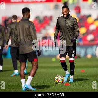 Ethan Pinnock de Brentford se réchauffe lors du match de la Premier League entre Brentford et Newcastle United au Brentford Community Stadium, Brentford, le samedi 26th février 2022. (Photo de Federico Maranesi/MI News/NurPhoto) Banque D'Images