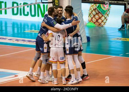 Exultation Ravenne pendant le Volleyball Italien série A Men SuperLeague Championship Consar Ravenna vs NBV Verona sur 26 février 2022 à la Pala de Andre à Ravenna, Italie (photo par Daniele Ricci/LiveMedia/NurPhoto) Banque D'Images