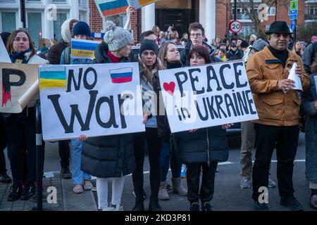 Des manifestants protestent contre la guerre en Ukraine sur le Whitehall de Londres, à Londres, au Royaume-Uni, sur 26 février 2022. (Photo de Lucy North/MI News/NurPhoto) Banque D'Images