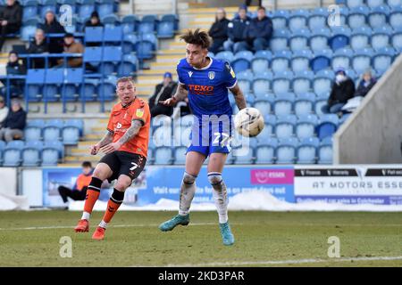 Nicky Adams d'Oldham Athletic s'en va avec Cameron Coxe de Colchester United lors du match de Sky Bet League 2 entre Colchester United et Oldham Athletic au Weston Homes Community Stadium, à Colchester, le samedi 26th février 2022. (Photo d'Eddie Garvey/MI News/NurPhoto) Banque D'Images