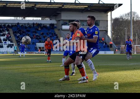 Hallam Hope d'Oldham Athletic s'en tire avec Cole Skuse de Colchester United et Luke Chambers de Colchester United lors du match Sky Bet League 2 entre Colchester United et Oldham Athletic au Weston Homes Community Stadium, à Colchester, le samedi 26th février 2022. (Photo d'Eddie Garvey/MI News/NurPhoto) Banque D'Images