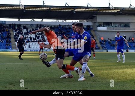 Hallam Hope d'Oldham Athletic s'en tire avec Cole Skuse de Colchester United et Luke Chambers de Colchester United lors du match Sky Bet League 2 entre Colchester United et Oldham Athletic au Weston Homes Community Stadium, à Colchester, le samedi 26th février 2022. (Photo d'Eddie Garvey/MI News/NurPhoto) Banque D'Images