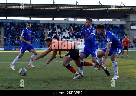 Hallam Hope d'Oldham Athletic s'en tire avec Cole Skuse de Colchester United et Luke Chambers de Colchester United lors du match Sky Bet League 2 entre Colchester United et Oldham Athletic au Weston Homes Community Stadium, à Colchester, le samedi 26th février 2022. (Photo d'Eddie Garvey/MI News/NurPhoto) Banque D'Images