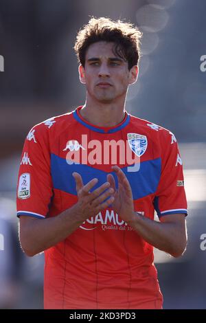 Andrea Cistana (Brescia Calcio) accueille les fans lors du match de football italien série B Como 1907 contre Brescia Calcio sur 26 février 2022 au Stadio Giuseppe Sinigaglia à Côme, Italie (photo de Francesco Scaccianoce/LiveMedia/NurPhoto) Banque D'Images