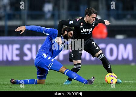 Dusan Vlahovic du FC Juventus et Sebastiano Luperto du FC Empoli disputent le ballon lors de la série Un match entre le FC Empoli et le FC Juventus au Stadio Comunale Carlo Castellani, Empoli, Florence, Italie, le 26 février 2022. (Photo de Giuseppe Maffia/NurPhoto) Banque D'Images