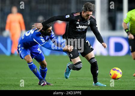 Sebastiano Luperto du FC Empoli et Dusan Vlahovic du FC Juventus concourent pour le bal lors de la série Un match entre le FC Empoli et le FC Juventus au Stadio Comunale Carlo Castellani, Empoli, Florence, Italie, le 26 février 2022. (Photo de Giuseppe Maffia/NurPhoto) Banque D'Images