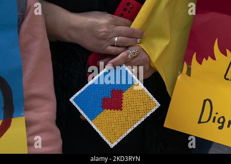 Une femme porte entre ses mains un drapeau ukrainien avec un cœur lors de la manifestation à Santander (ESPAGNE) contre l'invasion de l'Ukraine par la Russie (photo de Joaquin Gomez Sastre/NurPhoto) Banque D'Images