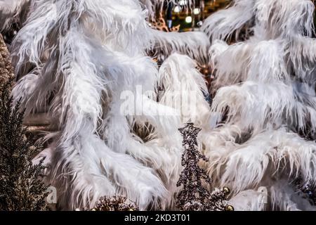 Toile de fond de l'arbre de Noël à fourrure en blanc et violet - partiellement flou - unique et joli Banque D'Images