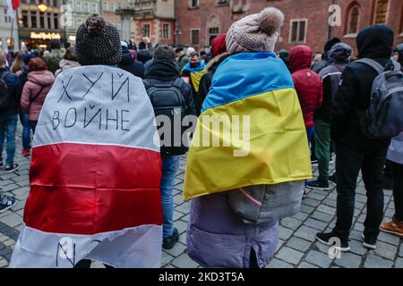 Des personnes participent à une manifestation contre l'invasion russe de l'Ukraine, à Wroclaw, en Pologne, sur 27 février 2022. (Photo de Krzysztof Zatycki/NurPhoto) Banque D'Images