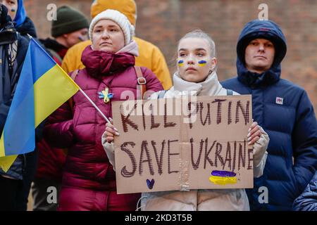 Des personnes participent à une manifestation contre l'invasion russe de l'Ukraine, à Wroclaw, en Pologne, sur 27 février 2022. (Photo de Krzysztof Zatycki/NurPhoto) Banque D'Images