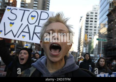 Les supporters ukrainiens défilent dans l’Upper East Side en scandant des slogans avec des drapeaux et des signes lors d’un rassemblement pro-ukrainien sur 27 février 2022 à New York. Les Ukrainiens et les peuples des pays indo-europeens se sont rassemblés en solidarité contre le président russe Vladimir Poutine quelques jours après qu'il ait ordonné l'invasion de l'Ukraine. (Photo de John Lamparski/NurPhoto) Banque D'Images