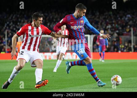 Dani Vivian et Ferran Torres lors du match entre le FC Barcelone et le Athletic Club Bilbao, correspondant à la semaine 26 de la Liga Santander, joué au Camp Nou Stadium, à Barcelone, le 27th février 2022. (Photo de Joan Valls/Urbanandsport /NurPhoto) Banque D'Images