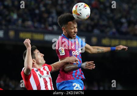 Pierre-Emerick Aubameyang et Dani Vivian pendant le match entre le FC Barcelone et le Club Athlétique Bilbao, correspondant à la semaine 26 de la Liga Santander, joué au Camp Nou Stadium, à Barcelone, le 27th février 2022. (Photo de Joan Valls/Urbanandsport /NurPhoto) Banque D'Images