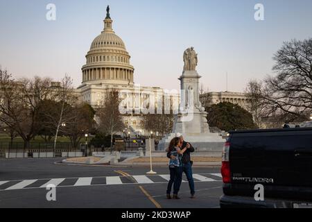 Un couple danse à la musique dans le parking du Capitole des États-Unis à Washington, D.C., sur 27 février 2022 (photo de Bryan Olin Dozier/NurPhoto) Banque D'Images