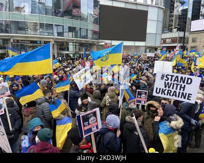 Des milliers de personnes ont défilé dans le centre-ville de Toronto contre l'invasion russe d'Ukrine le dimanche 27 février 2022. Les personnes portant les drapeaux ukrainiens et les panneaux anti-Vladimir Poutine se sont rassemblées sur les places Yonge et Dundas, et ont défilé vers Nathan Phillips Square en solidarité avec le peuple ukrainien. (Photo de Sayed Najafizada/NurPhoto) Banque D'Images